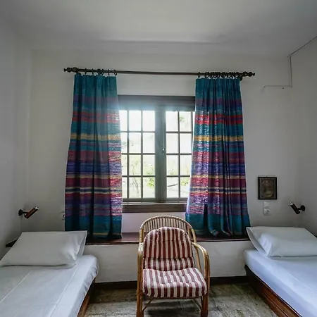Sonia Rustic Mansion - 5bd 30 Sec Walk To